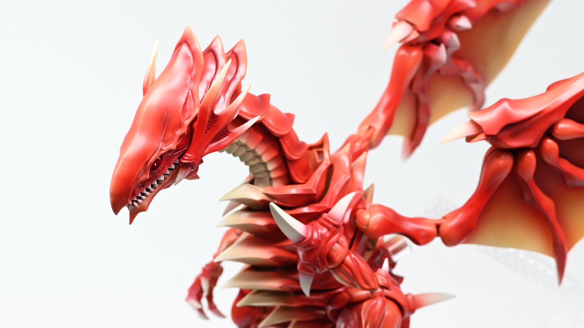 青眼の白龍 ブルーアイズ・ホワイト・ドラゴン改め
紅眼の朱龍 クリムゾンアイズ・スカーレット・ドラゴン　完成ッ！

こりゃ赤い。
赤いドラゴンが好きというだけの理由で赤くしてみました
元が白くて塗りやすいのでオリジナルカラー化おすすめです
#ブルーアイズ