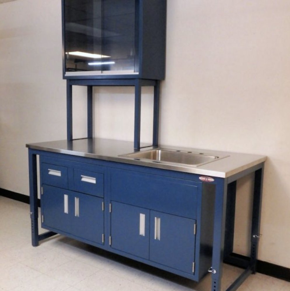 rdmind's tweet image. RDM #LaboratoryTables with Suspended #Cabinets are available in a variety of configurations.

Options on this unit include: #StainlessSteel top &amp;amp; sink, #AdjustableHeight legs with pins - overhead #StorageCabinet on tabletop risers.

Contact RDM today... rdm-ind.com/product/table-…