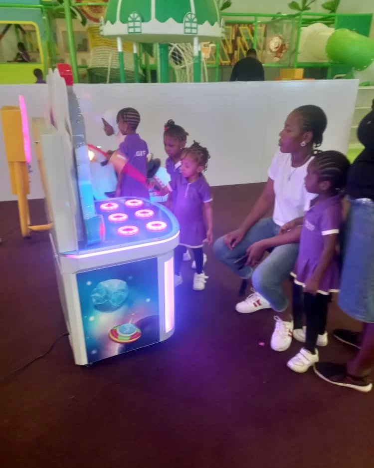 PinnacleZone's tweet photo. 🌍🤍💡.📯💛📢🥳 💎🌀School Visitation to the pinnacle mall  💛 @pinnaclegame_z ⏩ Pinnacle Mall, CHRIST EMBASSY WAY, ASESE🟢✅

#PinnacleGamesZone 
#games 
#tgif 
#weekendvibes 
#dance 
#VR
#Asese
#Pinnaclemall https://t.co/lXmv67f2ok