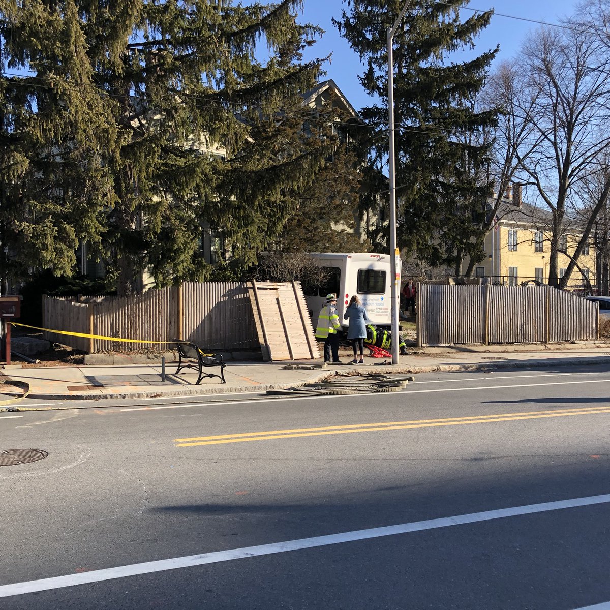 TomStohlman's tweet photo. Traffic alert! Mount Auburn Hospital shuttle bus crashes into neighbor’s yard during rush hour. 8:30am Tuesday #CambMA https://t.co/QwaJ2cBLAh
