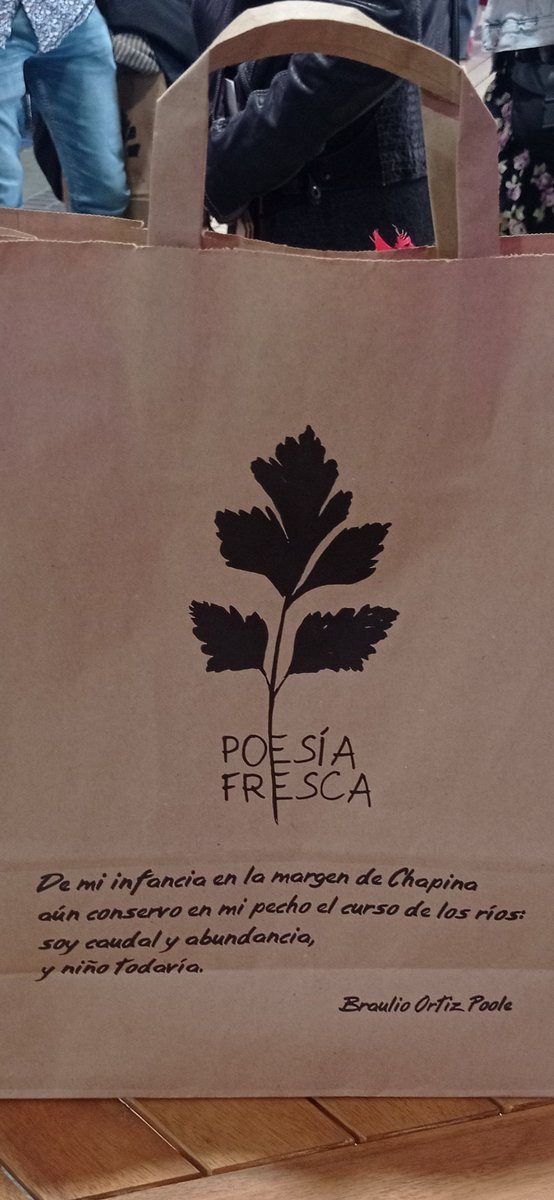 Qué bonita la iniciativa de <a href="/ederecom/">Edere Comunicación</a> <a href="/Ayto_Sevilla/">Ayuntamiento de Sevilla</a> <a href="/tiporium/">TIPORIUM</a> para celebrar el Día de la Poesía. Pensar que unos versos míos (y de otros compañeros) crecerán junto a una semilla de perejil hace mucha ilusión.