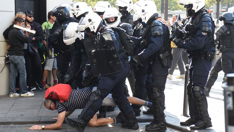 sheedk's tweet photo. Et non ce ne sont pas des images d'archives des printemps arabe....mais des CRS...#ViolencesPolicieres qui se banalisent ....Et c'est quand le #printempsFrancais??? https://t.co/7yIIIqudOg