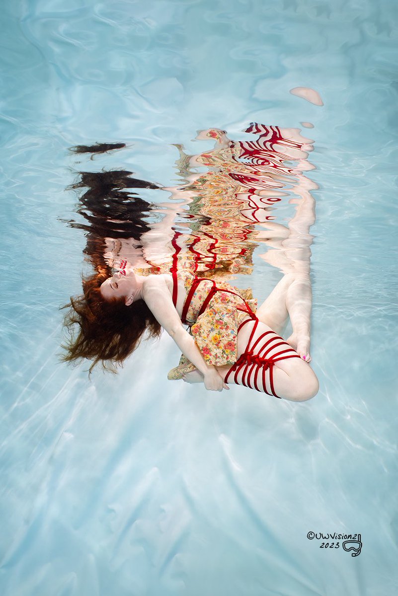 Confess2MissZoe's tweet photo. It is because I dove into the abyss that I'm beginning to love it, I'm made of it.
*
This shoot was done with 3 divers and a surface support team to ensure safety... Safety comes first.
*
Photography @uwvision2
Rigger. JW 
MUA #makeupbyzmo 
Latex #equinoxxcreations https://t.co/k0Xb731PgH
