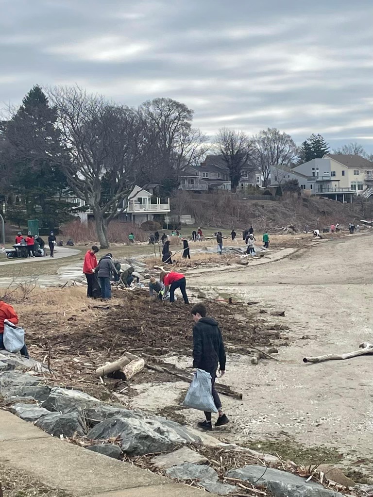SaveTheBayRI's tweet photo. 🗑️ Cleanups are back! 465 lbs. of trash and debris collected from Sabin Point in East Providence. Thank you volunteers!

🙌 Volunteer with Save The Bay: https://t.co/lo56PAFrxc https://t.co/Z9zTgYK911