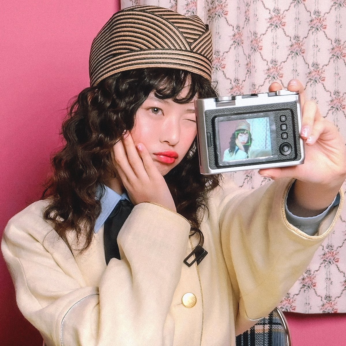 ในภาพมีกระต่ายตั้งสองตัวแน่ะ น่ารักตะเร้กสุดๆ บันนี่ฮันนิหน้าดื้อสุดแสนจะคิ้วนี้เลยค่ะ🐰🐰🎀🎀