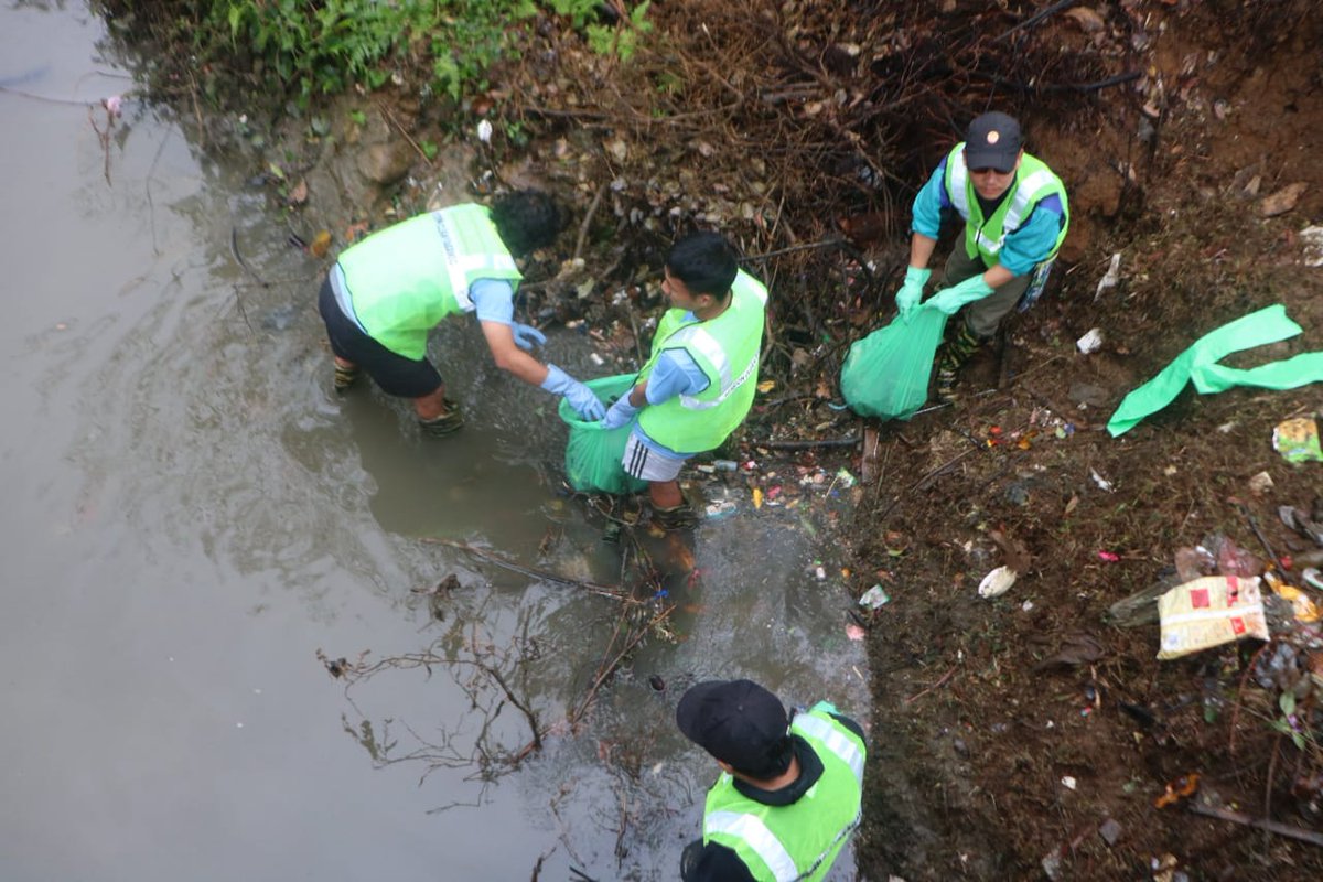 MyGovArunachal's tweet photo. The "Youth Mission for Clean River" cleaned the long-standing congested stream in IG Park as part of an effort to enhance the surroundings. A section of the Yagamaso stream was able to be cleared away by the Itanagar-based NGO, which collected around three truckloads of trash. https://t.co/DzWTWiH9jV