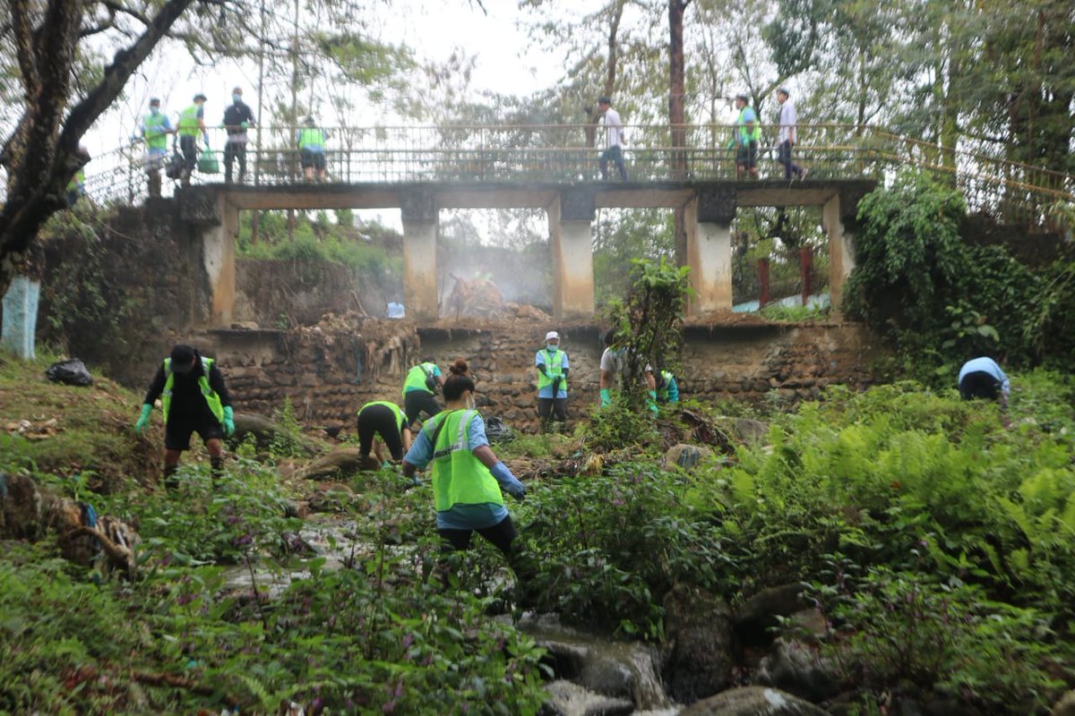 MyGovArunachal's tweet photo. The "Youth Mission for Clean River" cleaned the long-standing congested stream in IG Park as part of an effort to enhance the surroundings. A section of the Yagamaso stream was able to be cleared away by the Itanagar-based NGO, which collected around three truckloads of trash. https://t.co/DzWTWiH9jV