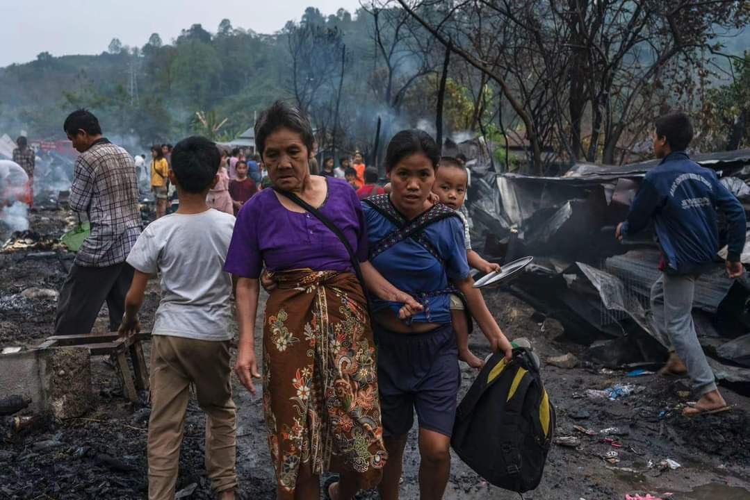 katycho22222's tweet photo. It is reported that 35 residential properties were burnt down owing to electric shock in #Janyan IDP camp at Mar 21 night.  #2023Mar21Coup #CrimesAgainstHumanity #WhatsHappeningInMyanmar https://t.co/vtZfPERbsP