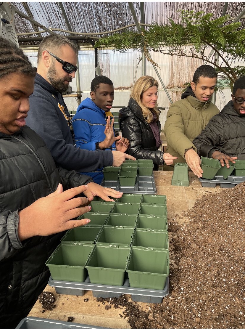 AndreaVaz1006's tweet photo. 🌸🌻 How fitting that on the first day of spring, our Autism students get a chance to work in the Greenhouse Program with Untermeyer Gardens! Such a wonderful and fulfilling hands-on experience for all! 🌼🌷@a_dechent @YonkersSchools #GreenhouseProgram #UtermeyerGardens #RHS https://t.co/vFWh45Ewbt
