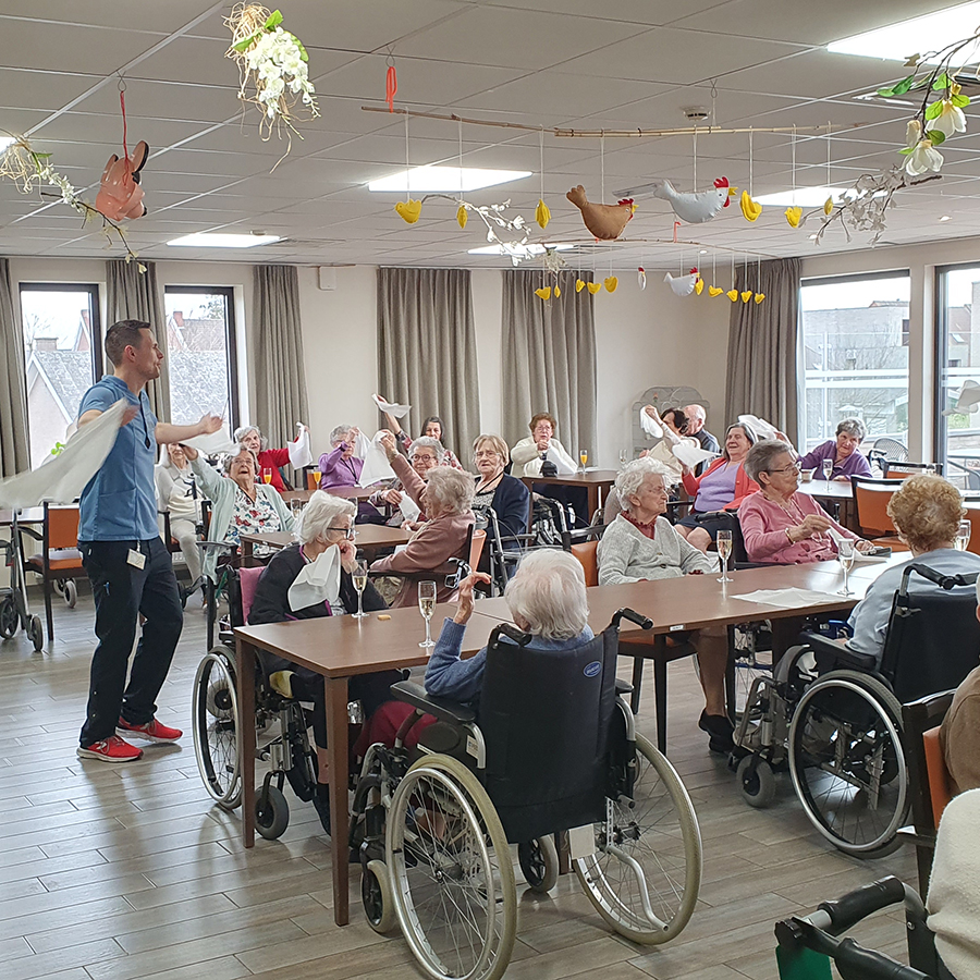 WZCDeFoyer's tweet photo. Die servetten zwieren tierig in het rond tijdens het zangmoment in WZC De Zilvermolen. 🎶 🎉

#trotsop80 #wzcdefoyer #weverbos #zilvermolen #zilversterre #zcglorieux #wzc #assistentiewoning #verpleging #zorg #verpleegkundige #zorgkundige #woonzorgcentrum #gent #zwijnaarde #oostak https://t.co/gmfSVdXQjE