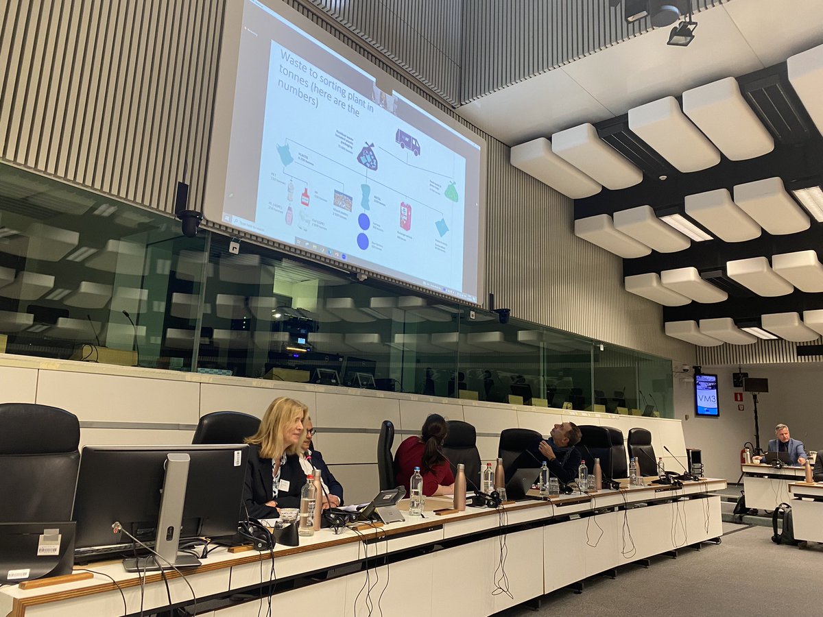 zerowasteeurope's tweet image. Who says #MixedWasteSorting cannot be explained in non-tech terms?
⚽️ A #football is 450gr. 
6,000 tonnes of plastic = a lineup of footballs from Tokyo to New York 😱 🌎 🌏
That’s how much pollution we can avoid with MSW practices.

- ROAF’s Synnove Bjorke’s presentation