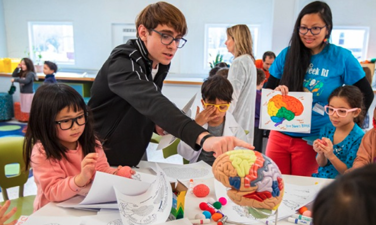 CarneyInstitute's tweet image. As part of #BrainWeekRI 2023, Carney faculty, students and postdocs went to local K-12 schools around RI to lead interactive demonstrations and educational games that encouraged hands-on learning about the brain. 

Learn more &amp;amp; see photos of these visits @ bit.ly/Carneybrainy