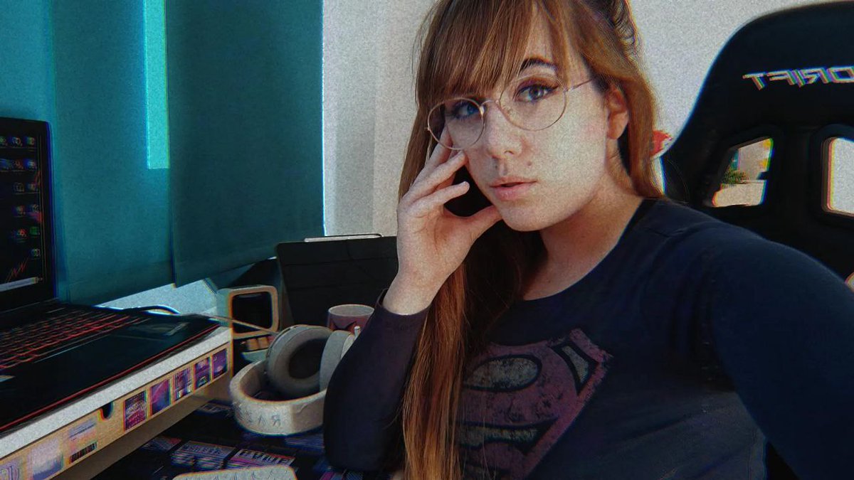 Hi! I'm Miriam ✨  A Senior Game Programmer at Akupara Games. Also, I worked as a game and level designer in other companies. I have been working in the videogame industry for over 4 years from the Canary Islands 🌴

This is #WhatAGameDevLooksLike 💜