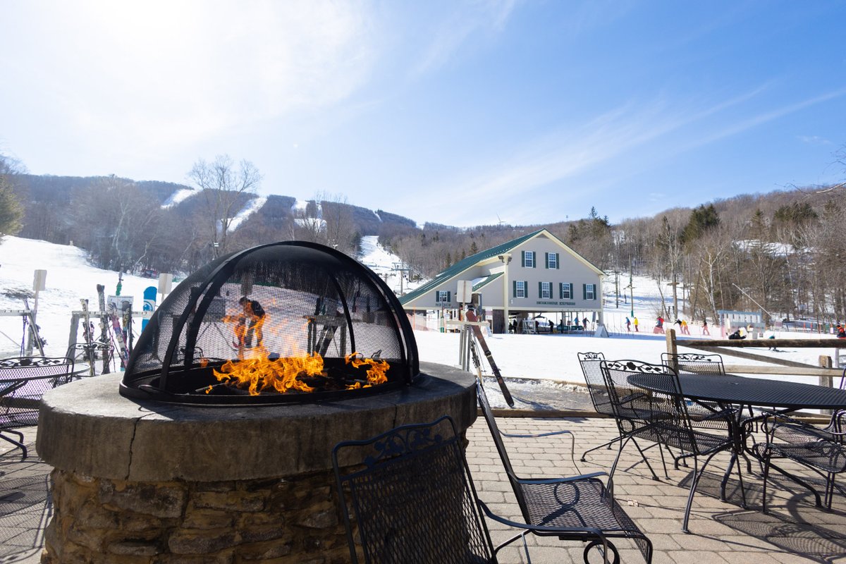 jiminypeak's tweet photo. Does your Tuesday look like this? No worries, you still have time... ☺️ We are open 9am to 10pm today! And just a reminder that Saturday, March 25th is our last day of night skiing.
.
.
#jiminypeeks #springskiing #springriding #skitheeast #ridetheeast https://t.co/dyTkRgoiGl