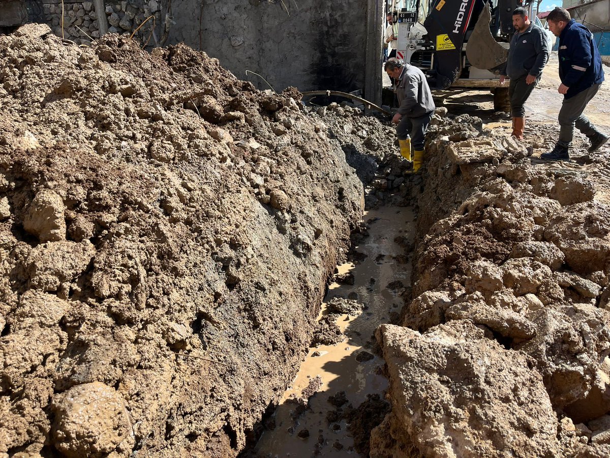 Adıyaman'da sel felaketi sonrasında hasar gören şebeke su hatlarını İzmit Belediyesi ve Tut Belediyesi ekipleri olarak ortaklaşa onarıyoruz.
