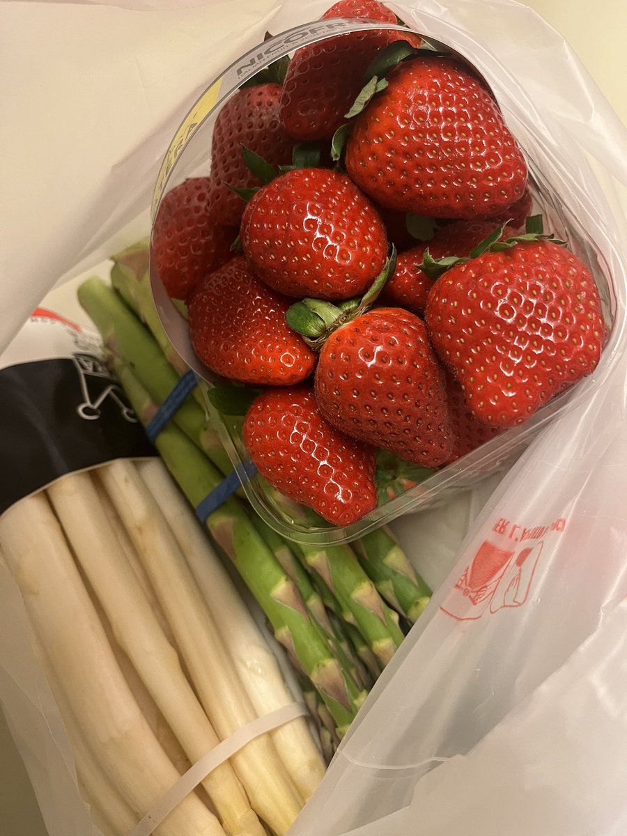 CiriSince1978's tweet photo. I miei #clienti son #differenti i primi #asparagi e le #fragole
#vitadufficio #lavoro https://t.co/w1kzT05M7q