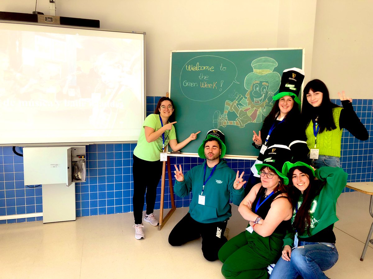 CIrish_Caceres's tweet photo. Hoy hemos estado en el Col. San Antonio en Cáceres realizando talleres de música y baile irlandés por la semana de San Patricio ☘️ https://t.co/P46dZSftBU