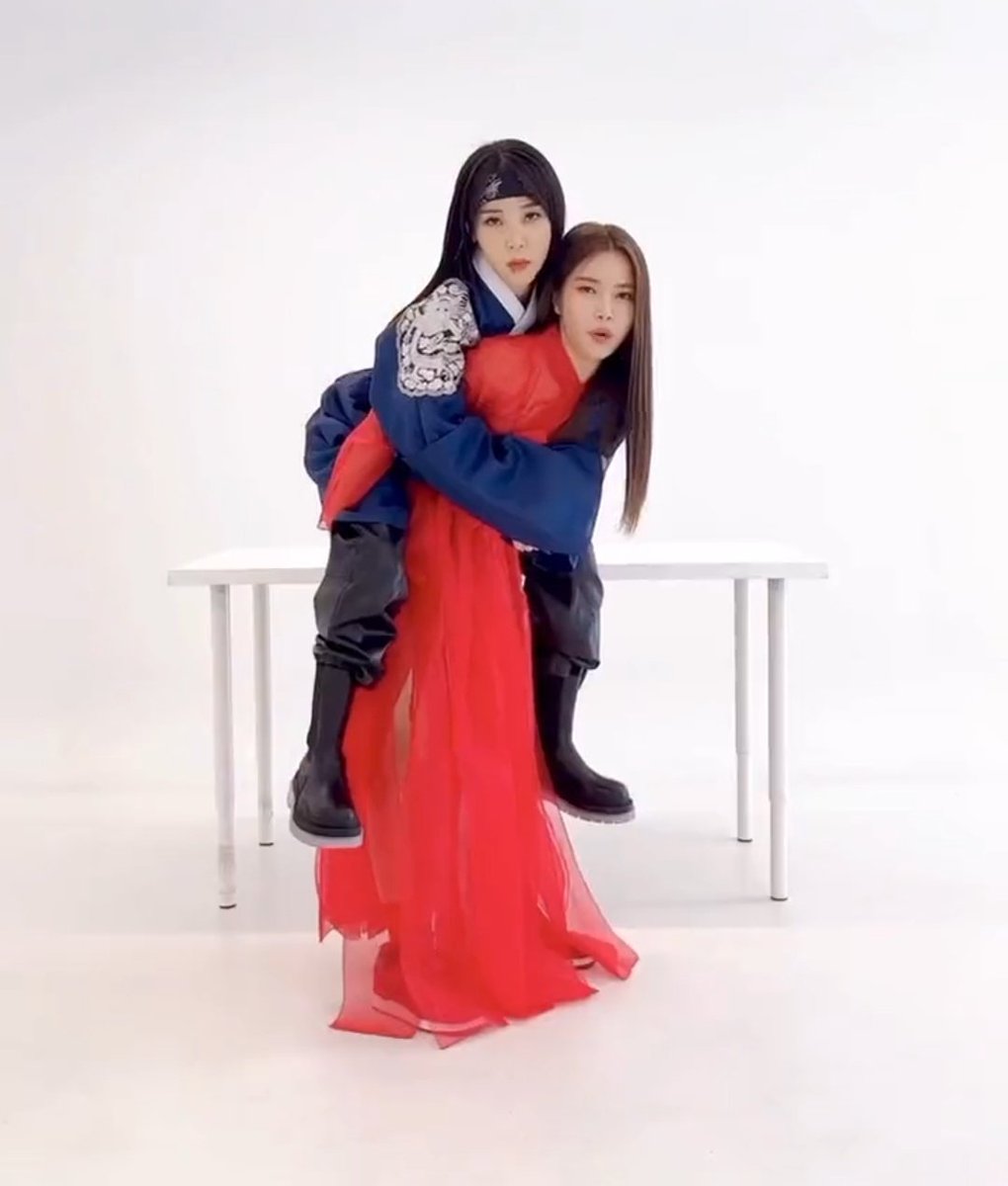 tiwoongki's tweet photo. moonsun what's going on!? 🫣 https://t.co/iHXq9LuISp