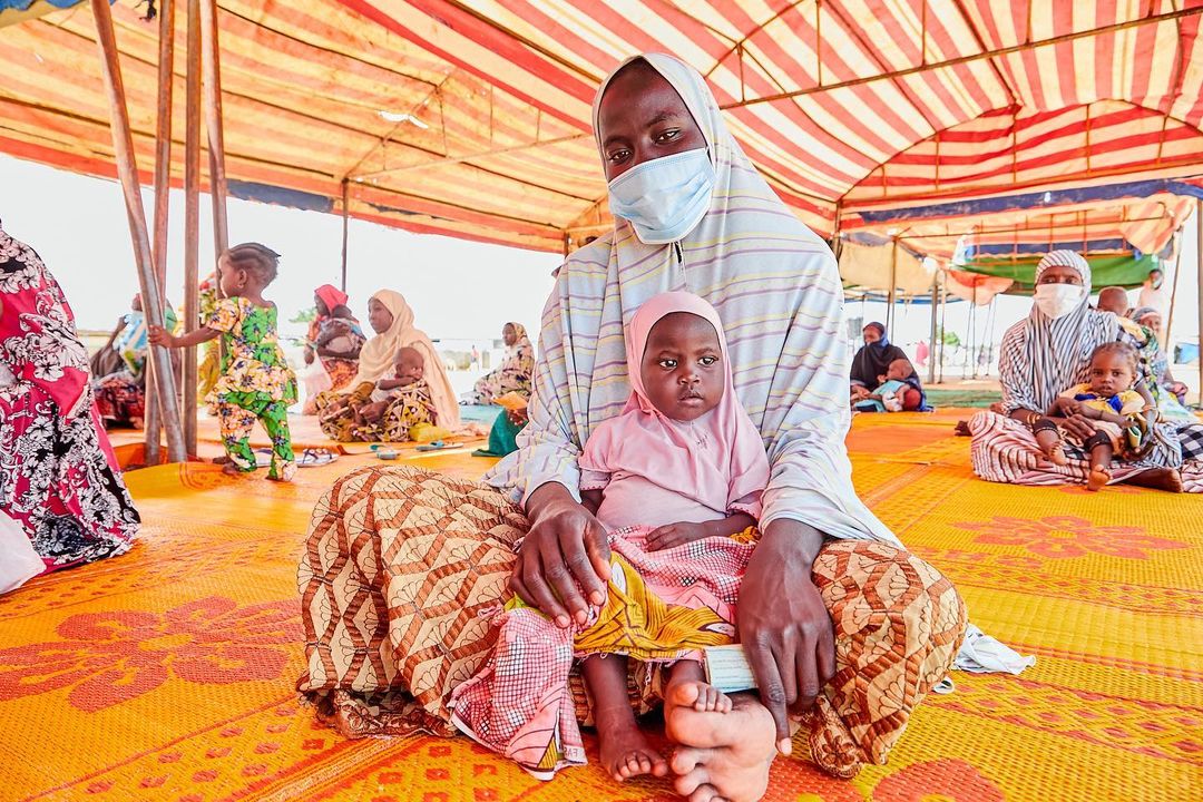 AreteStories's tweet photo. #Repost from @seunoluwamuyiwa
A mother cares for her child in Nigeria, holding her @WFP meal card which she uses to collect her ration.
Photo: Oluwaseun Oluwamuyiwa / World Food Programme / Arete
#Photography #Journalism #Photojournalism #Photojournalist #NGOs #NGOcomms https://t.co/RgUv2RjjEk