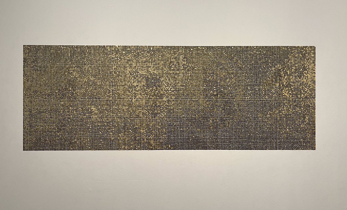 27225本の画鋲からなる冨井大裕《ゴールドフィンガー》。今回のMoMATコレクションでの展示は縦横比が約 1：3に見えるので、99x275だろう。それにしても「3種類の形での展開が可能」とはどういうことなのかよく判らず。 