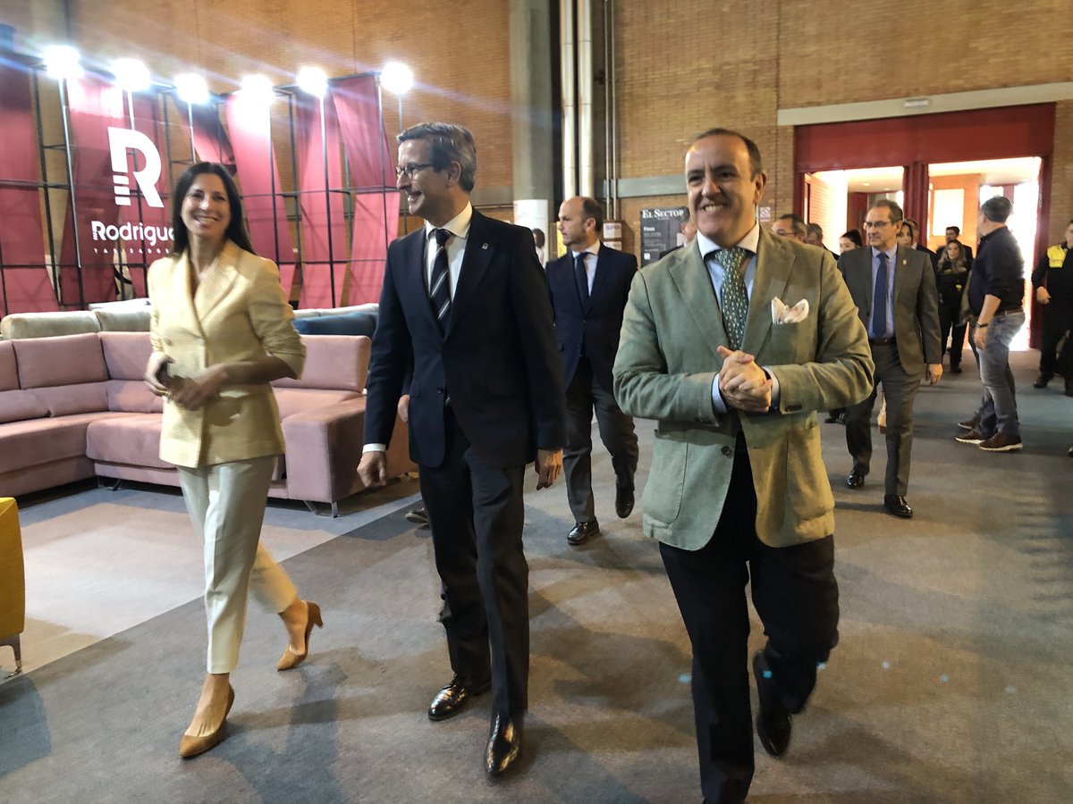 FranPaezSev's tweet image. ✅ #Sevilla vuelve a convertirse en el punto de encuentro del sector del #mueble 🛋️

📍 @fibesevilla acoge desde hoy, y hasta el próximo viernes, una nueva edición de @SurMueble.

📊 Los datos avalan a este evento como el gran escaparate ferial del sector en nuestro país 🇪🇸.