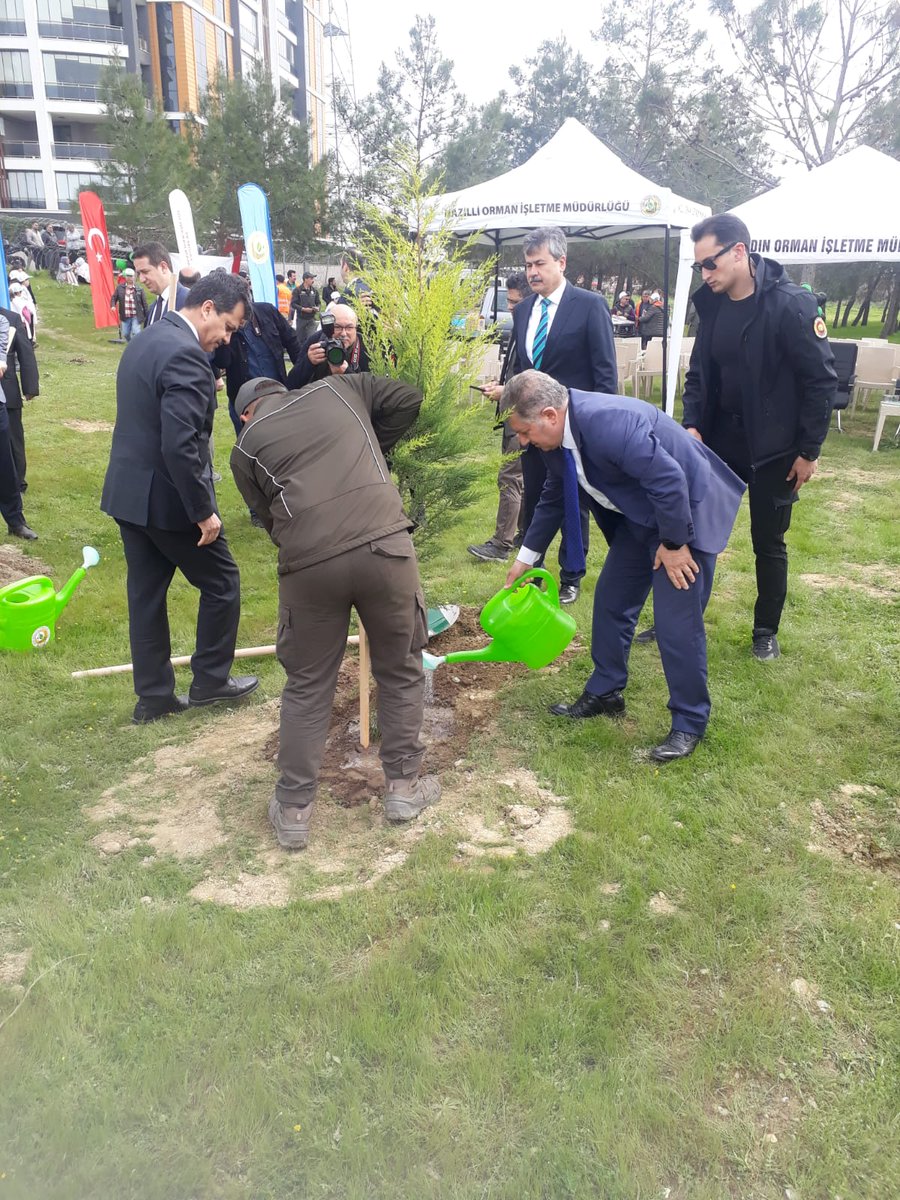 efelerilcemem's tweet photo. Orman İşletme Müdürlüğü'nün  gerçekleştirmiş olduğu "21 Mart Dünya Ormancılık Günü" etkinliği kapsamında "6 Şubat 2023 Deprem Şehitleri Hatıra Ormanı Fidan Dikim Töreni" gerçekleştirildi.  https://t.co/t3IYidAmxH  @tcmeb @ValiAKSOY @Aydin_MEm @seyfullah0966  @hakanozcan65 https://t.co/QnH7HjzNkP