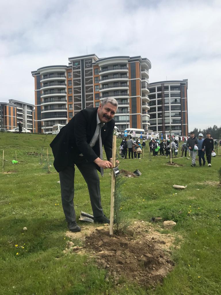 Orman İşletme Müdürlüğü'nün  gerçekleştirmiş olduğu "21 Mart Dünya Ormancılık Günü" etkinliği kapsamında "6 Şubat 2023 Deprem Şehitleri Hatıra Ormanı Fidan Dikim Töreni" gerçekleştirildi.  efeler.meb.gov.tr/www/21-mart-du…  <a href="/tcmeb/">Millî Eğitim Bakanlığı</a> <a href="/ValiAKSOY/">Hüseyin AKSOY</a> @Aydin_MEm <a href="/seyfullah0966/">Seyfullah OKUMUŞ</a>  <a href="/hakanozcan65/">Hakan Özcan</a>