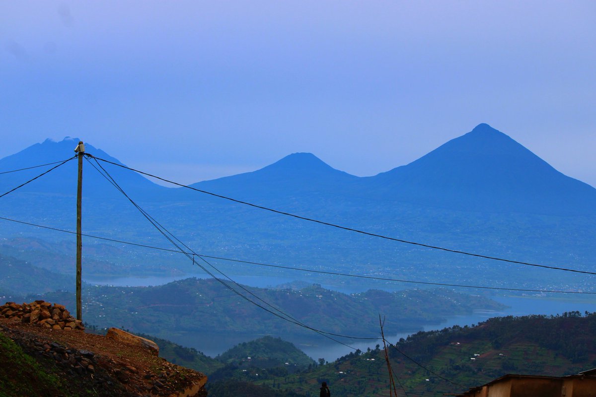 uwasevincent01's tweet photo. While you are planning to visit Rwanda, Don't miss out to travel in @GakenkeDistrict #Kamubugasector where you will enjoy both scenic view of Volcanoes and Twinlakes. Let us explore the beauty of Rwanda 🇷🇼❤️
Contact us at @beyond_gorila 
#ViewFromBehind @Visit_Musanze @d_muhoza https://t.co/Cr8G22HOI7