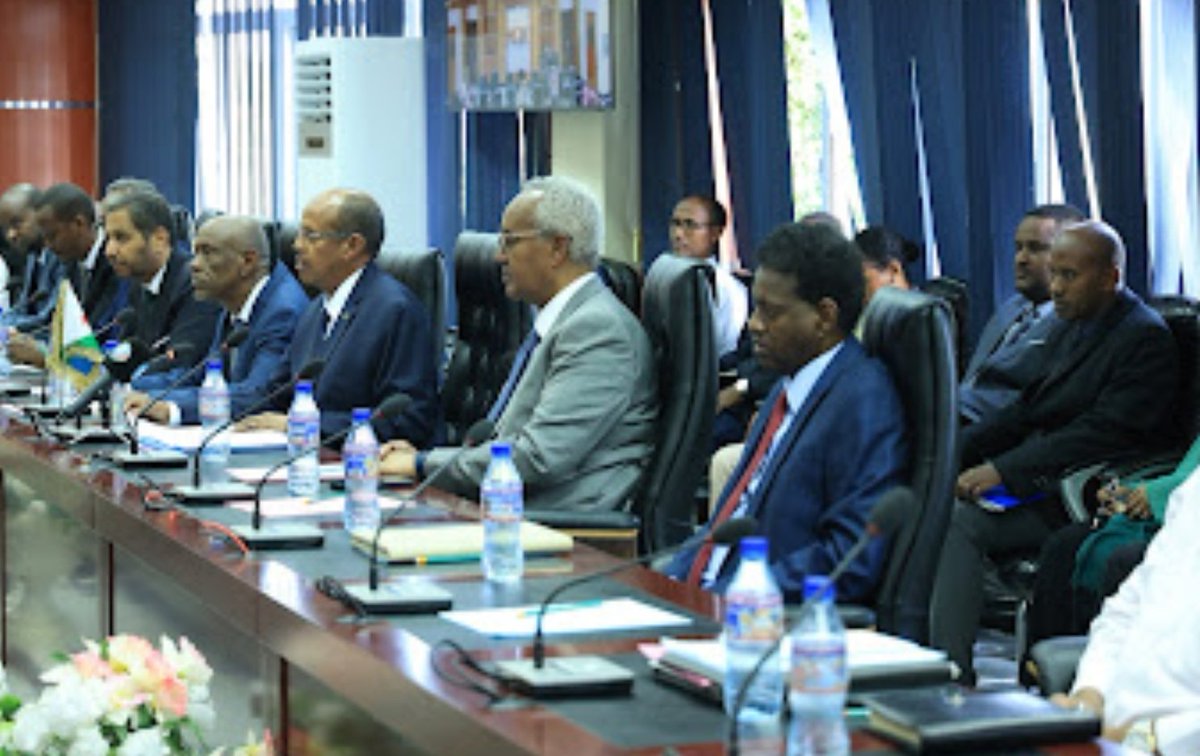 dya_bamakhrama's tweet photo. J'ai participé, à-côté le Ministre des Affaires Etrangères & le Ministre des Infrastructures et de l’Equipement ainsi que plusieurs Responsables Djiboutiens dans le domaine du Transport et des Services Logistiques, lors de la Réunion tenue au siège du Ministère des Affaires Etrangères de #Djibouti avec la Délégation Saoudienne, conduite par Dr. Rumaih Al-Rumaih, Vice-ministre du @SaudiTransport accompagné d’un certain nombre de Responsables des différents Secteurs de Transports et des Services Logistiques Saoudiens et de l’Autorité @SaudiExports.
Au cours de cette Réunion, il a été discuté la Coopération entre les deux pays frères dans le domaine du Transport et de Services logistiques, du Transport aérien et maritime, des ports et des Zones Franches, de la promotion des partenariats et des échanges commerciaux.
@dpfza @DoralehS