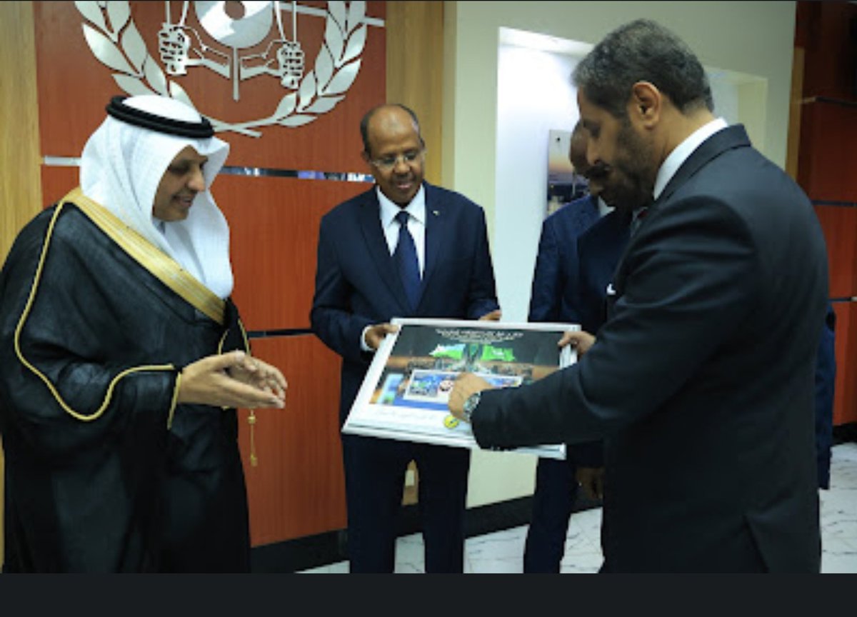 dya_bamakhrama's tweet photo. J'ai participé, à-côté le Ministre des Affaires Etrangères & le Ministre des Infrastructures et de l’Equipement ainsi que plusieurs Responsables Djiboutiens dans le domaine du Transport et des Services Logistiques, lors de la Réunion tenue au siège du Ministère des Affaires Etrangères de #Djibouti avec la Délégation Saoudienne, conduite par Dr. Rumaih Al-Rumaih, Vice-ministre du @SaudiTransport accompagné d’un certain nombre de Responsables des différents Secteurs de Transports et des Services Logistiques Saoudiens et de l’Autorité @SaudiExports.
Au cours de cette Réunion, il a été discuté la Coopération entre les deux pays frères dans le domaine du Transport et de Services logistiques, du Transport aérien et maritime, des ports et des Zones Franches, de la promotion des partenariats et des échanges commerciaux.
@dpfza @DoralehS