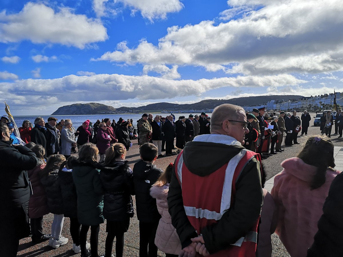 YsgCyD's tweet photo. This morning our pupils from Ty Llywelyn Community Centre paid their respects to Lance Bombardier Llywelyn Evans. The children were all so well mannered and respectful during the ceremony. ♥ Roedd ymddygiad pawb yn rhagorol. 🌟 https://t.co/WsacH2Cj1v