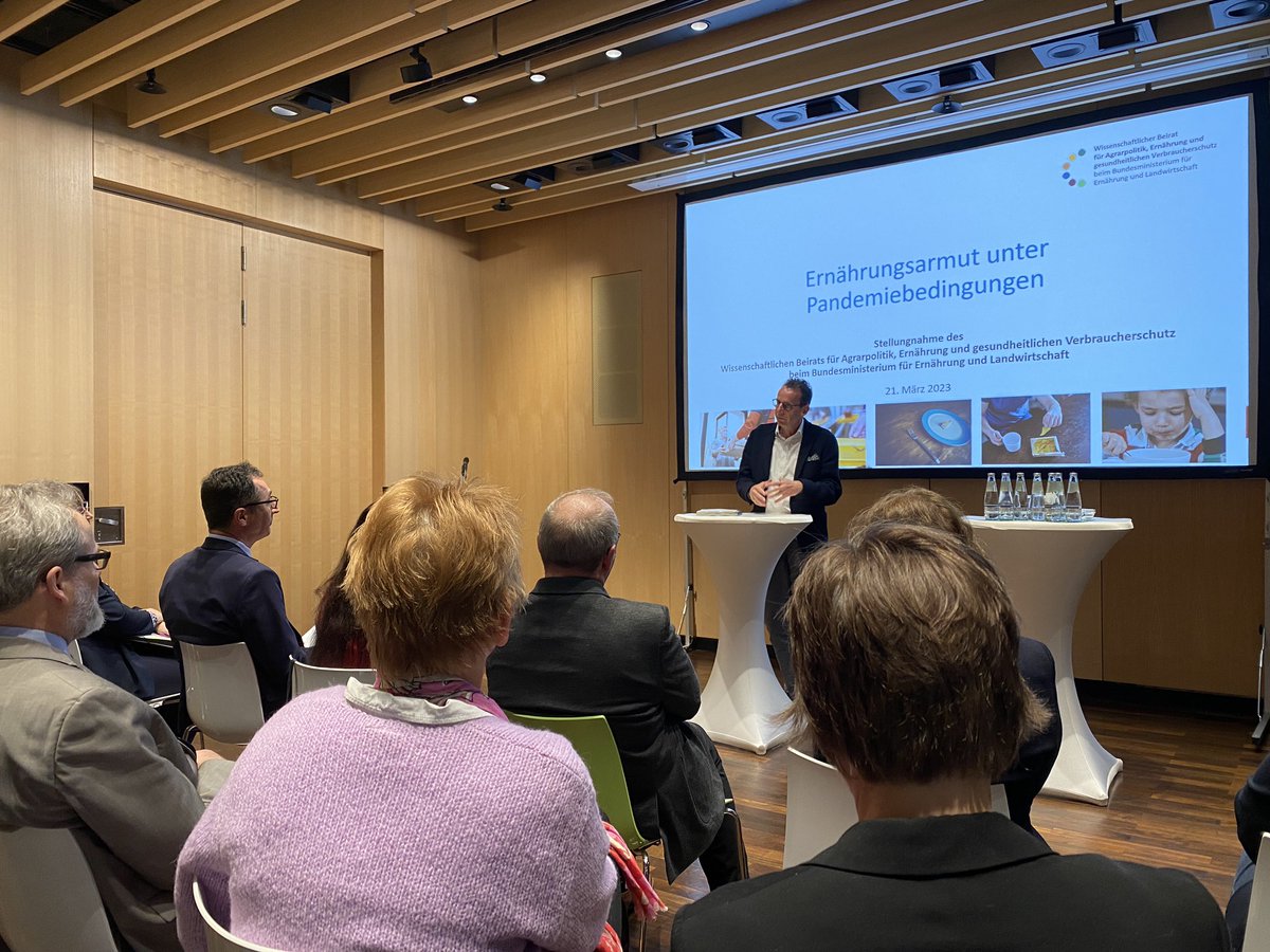 AlfonsBalmann's tweet photo. Übergabe und Präsentation der WBAE-Stellungnahme „Ernährungsarmut unter Pandemiebedingungen“ an Minister @cem_oezdemir im @bmel. https://t.co/Tf8RsBaRdN