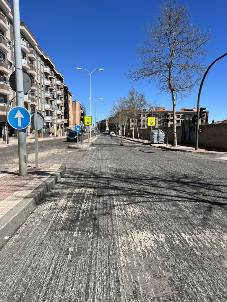 puentelave's tweet photo. Nos alegra que se arreglen las calle. No nos gusta tanto que se haga aprovechando el periodo preelectoral, siendo una obligación del @aytoSalamanca y mucho menos que llevemos con las calles así 1 semana. https://t.co/DDc5rWCGT6