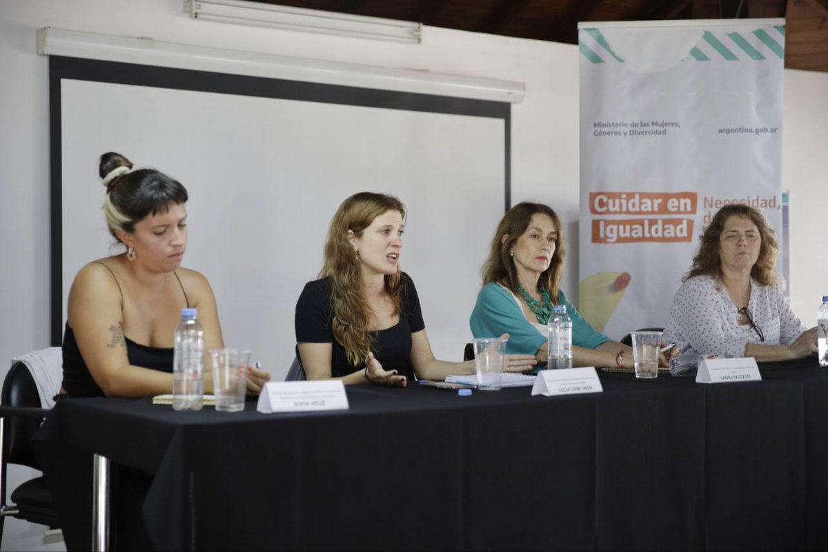 luciacirmi_'s tweet photo. Ayer  participé junto a @roquemoni #LauraPautassi y @sofaveliz en el @fmdh23.
Discutimos la necesidad de establecer el acceso al cuidado como un derecho humano adquirido. https://t.co/5BAQNDUa7H