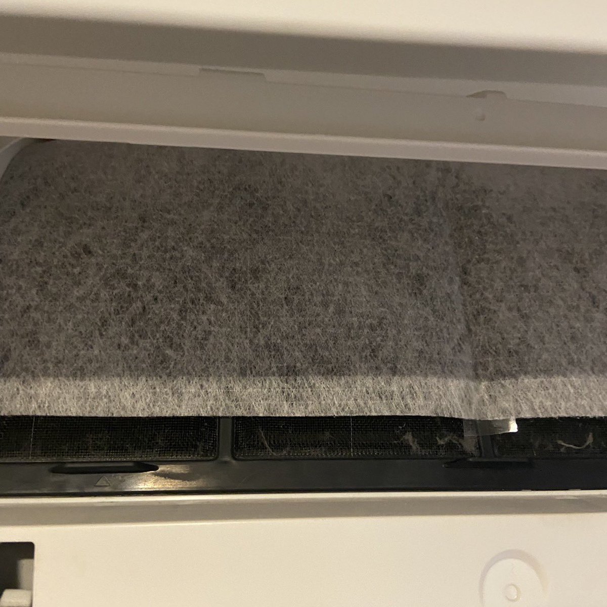 itfeelword's tweet image. ช็อค นี่ลองใช้แผ่นกรองอากาศที่ได้แถมมาตอนโปรฯ ของ Welcare ติดไว้แค่ 2 วัน ฝุ่นยังหนาขนาดนี้ pm 2.5 ทำพิษเกินน