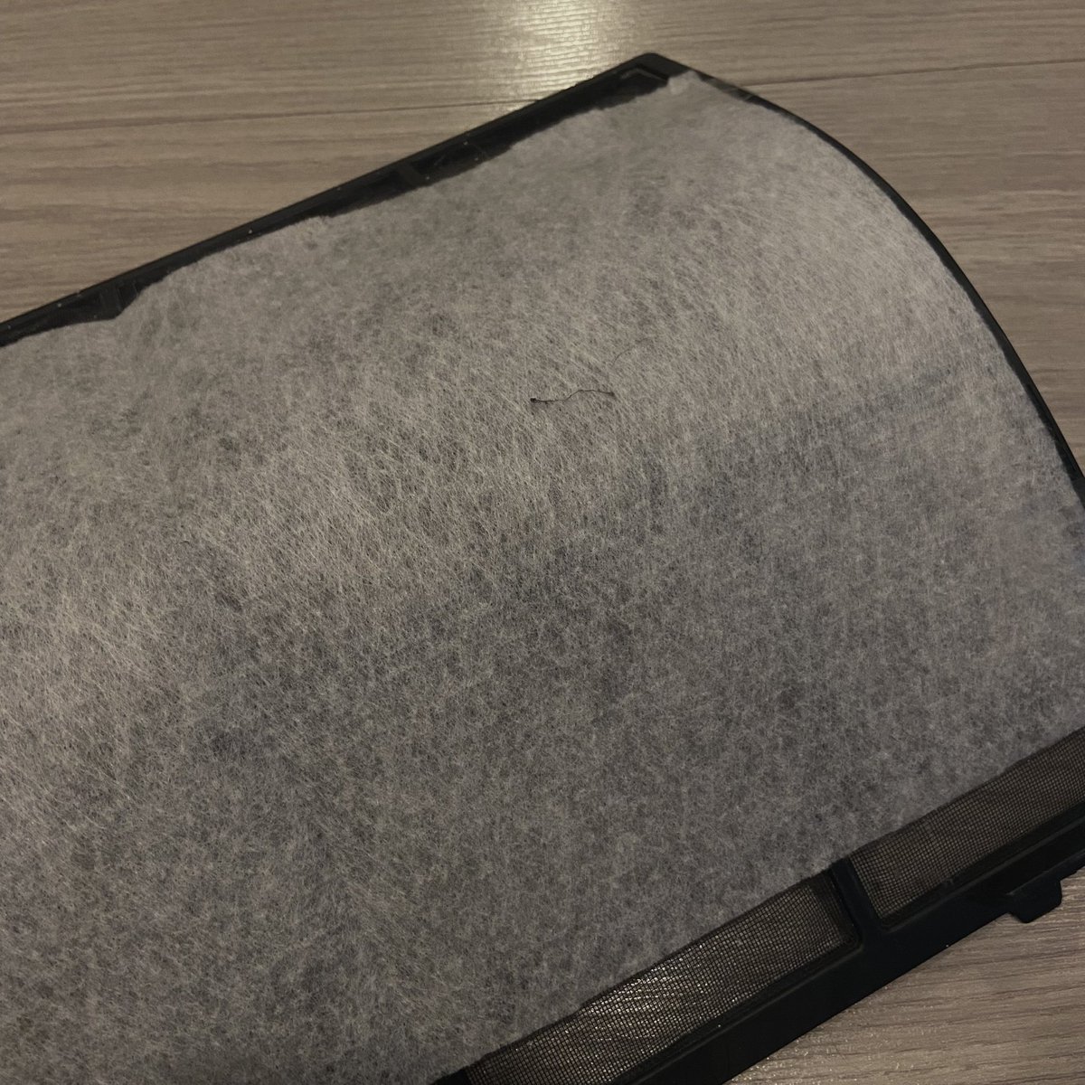 itfeelword's tweet image. ช็อค นี่ลองใช้แผ่นกรองอากาศที่ได้แถมมาตอนโปรฯ ของ Welcare ติดไว้แค่ 2 วัน ฝุ่นยังหนาขนาดนี้ pm 2.5 ทำพิษเกินน