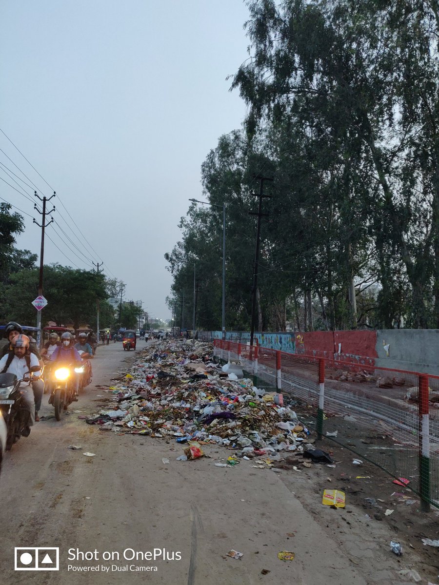 DrDhirajSingh's tweet image. Lohia Park Road West Side in Shalimar Garden, Full of garbage every day. Please do something @GNN_Support; @gdagzb
