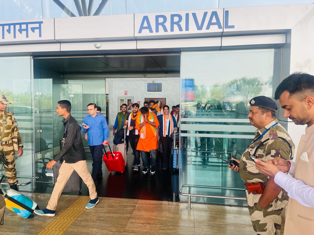 UpkarChandrakr's tweet photo. तमिलनाडु के चेन्नई में आयोजित युवा संसद में छत्तीसगढ़ का परचम लहरा के रायपुर आगमन पर भाजयुमो प्रदेश अध्यक्ष श्री @Ravibhagat_BJYM जी एवं टीम का भारतीय जनता युवा मोर्चा छत्तीसगढ़ के साथियों के साथ स्वामी विवेकानंद एयरपोर्ट में भव्य स्वागत कर अभिनंदन किया। https://t.co/quo1bAi9cX