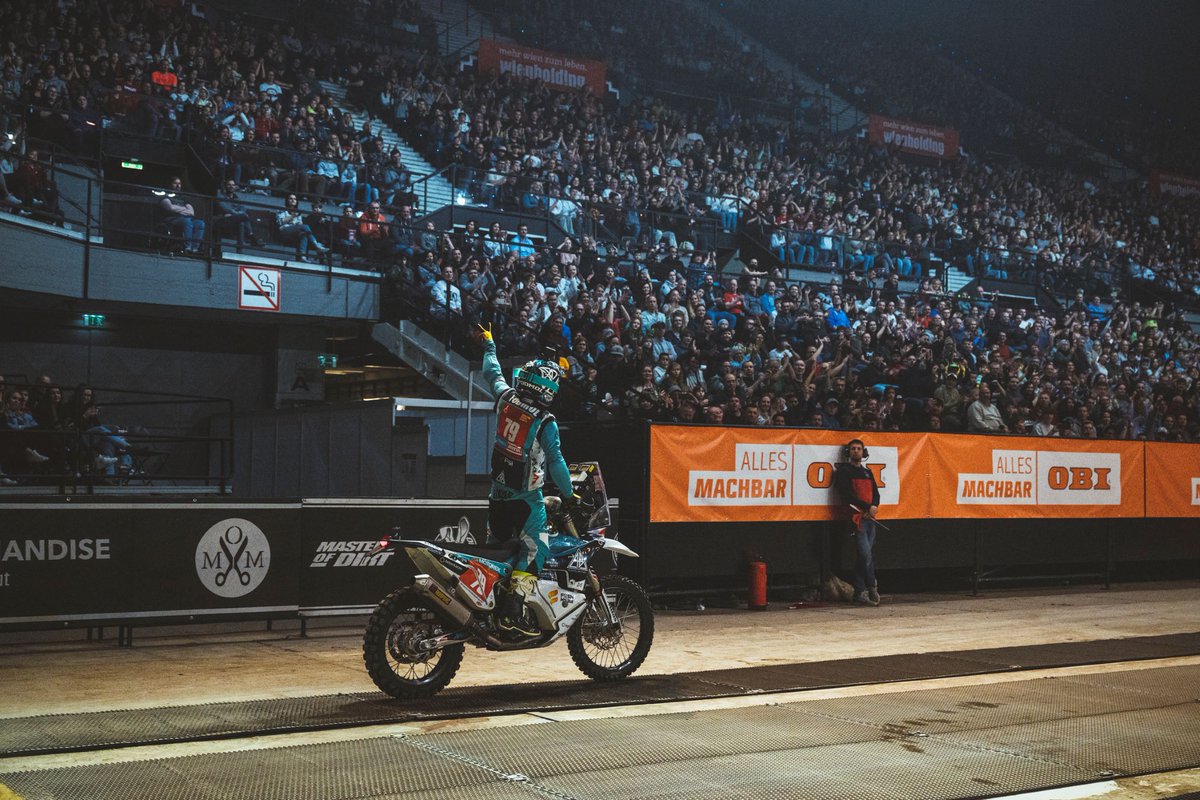 Moto_cz's tweet photo. Podmol je zpět! S dakarskou motorkou předvedl salto a trénuje freestyle 😍 🏍
https://t.co/75Lbz7T52e
#motocz #zavodymotocyklu #motocykly #motorky #liborpodmol #dakar #freestyle #fmx https://t.co/WZGCHrK6aQ