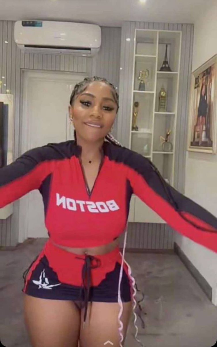 softgirlmerry's tweet photo. Mercy eke didn't watch this video before posting, or she just decided to ignore and post anyways? 

I'm still trying to understand why her itid is staring at us, or maybe it's the new trend 🤗 https://t.co/EtfK76jyG7