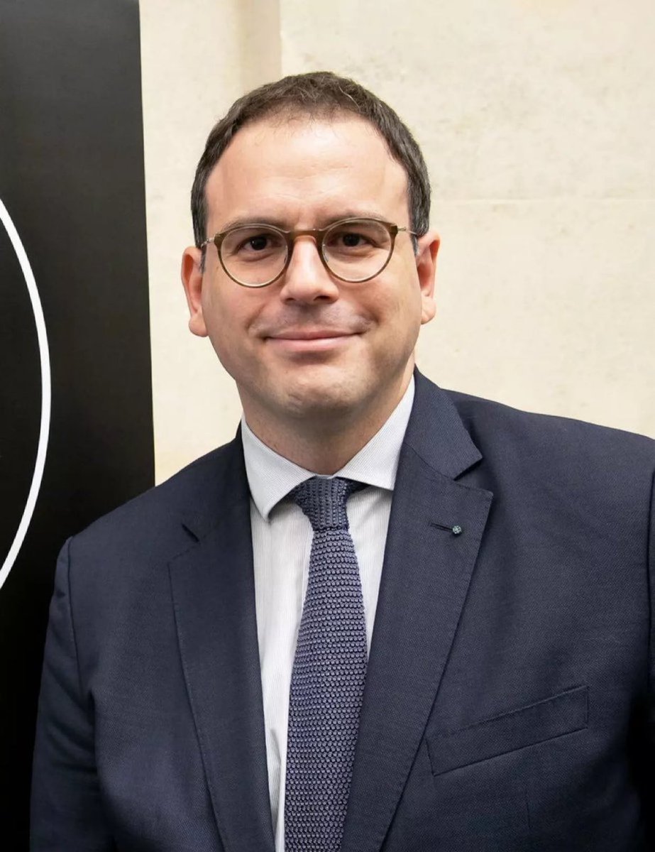 EnModeMacaron's tweet photo. Je vous présente le nouveau directeur de cabinet d’Élisabeth Borne qui est le mari de Marguerite Cazeneuve, ex-McKinsey, qui est chargée par Macron de la réforme des retraites...😱 https://t.co/SCz7nPQoRL