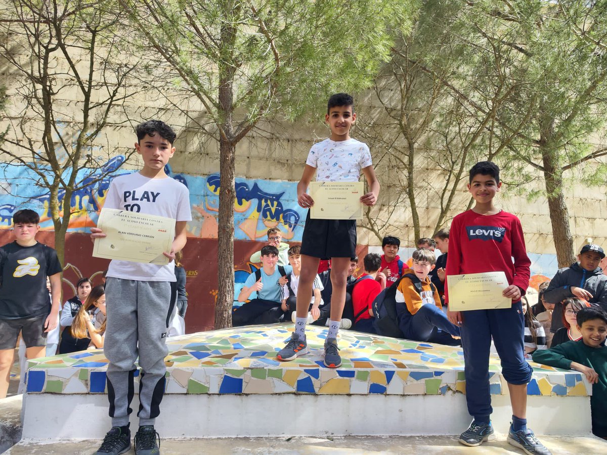 I Carrera solidaria en @iesbsotos. Actividad englobada en los Proyectos STEAM que se realizan en el centro y donde colaboran varios departamentos. Los alumnos de 1,2 y 3 ESO han realizado una donación de 1€ que será entregada a <a href="/FundacionANAR/">Fundación ANAR</a> Buen trabajo a todos #stopbullying