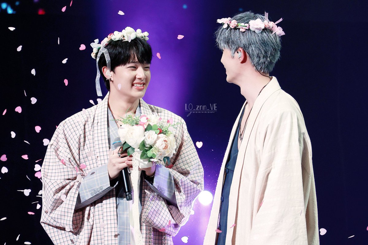 LO_znn_VE's tweet photo. 웨딩마치는 꼭 봐야해!!!
놓칠 수 없어!!!당근 없지!!!
부케던지는 울 이쁜 누뉴🧡🧡
프룩이 눈빛은 뭔데 이렇게 그윽하냐고💙💙
너무 아름다워🧡💙💙🧡
.
#CutiePie
#CutiePieSpecialBlooming
#CutiePieBloomingInTokyo
#ZeePruk  
#NuNew 
#ZeeNuNew
#지누뉴 #지프룩 #누뉴 https://t.co/HjE2i9SdyI