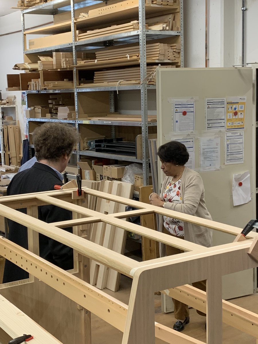 Die Staatsoper Stuttgart #staatsoperstuttgart war mit einer Gruppe von Mitarbeitenden aus verschiedenen Funktionen zu Gast in unserer Manufaktur - auch der Intendant Viktor Schoner war dabei und hat sich in der Werkstatt das Making-of eines Instrumentes angeschaut...