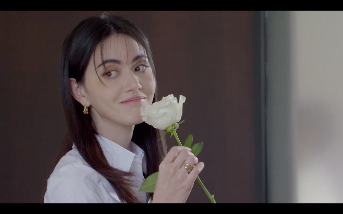 onehdthailand's tweet photo. วันนี้สีขาวมันสีกาลกิณีนะคะ พี่ๆนัดกันใส่สีขาวแบบนี้ เจนขอไม่อยู่ใกล้กับสีกากิณีดีกว่าค่ะ  แต่ทำไงได้ ต้องไปเป็นผู้ช่วยพี่เวนิหน่า เห้อออ ทำใจดีกว่าค่ะ เจนเหนื่อยจะพูดไรแบบนี้ละ

อย่าลืมมาดูผลของเสื้อกากิณีกันนะคะพี่ๆ นัดกันใส่พากันซวยแน่ๆค่ะ ฮิๆ 👀 #รักร้ายep2 https://t.co/4PLEZOAlYA