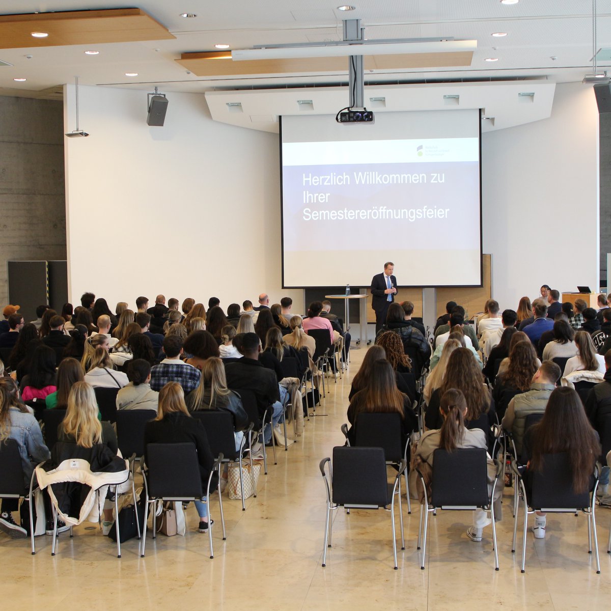 Hallo und herzlich #willkommen an alle #Erstsemester. Rund 450 neue Studierende sind gestern ins Studium an der #HfWU gestartet. Bei uns lernen sie, mit den Herausforderungen der Zukunft fertig zu werden. Mehr dazu: t1p.de/g1jus