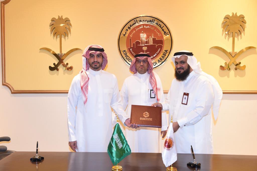 RCJY_Jubail's tweet photo. برعاية الرئيس التنفيذي 
د. أحمد آل حسين 
وقعت #الهيئة_الملكية_بالجبيل ممثلة بإدارة الخدمات الاجتماعية مذكرة تفاهم مع الاتحاد السعودي للكانو والكاياك  @SckfSa والتي تهدف إلى نشر وزيادة عدد المهتمين والممارسين للرياضات المائية ونشر ثقافة الرياضة والاستفادة من خدمات الطرفين. https://t.co/fdhq99LSGx