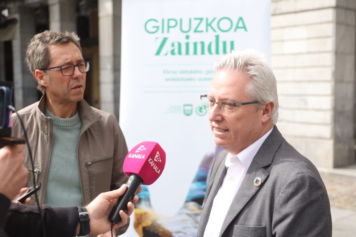 OrainIngurumena's tweet photo. 📽️🌿Hoy hemos presentado la III Muestra de Cine de la #Naturaleza y Medio Ambiente #GnatZinema que acogerá el @TOPICTOLOSA en su clausura.📽️🌿

🎞️Aurre-estreinaldia, “Ganado o desierto” de #FranciscoVaquero

📅martxoak 30 , 19:00yan

🎫 Sarrerak doan https://t.co/R5QpkelguU