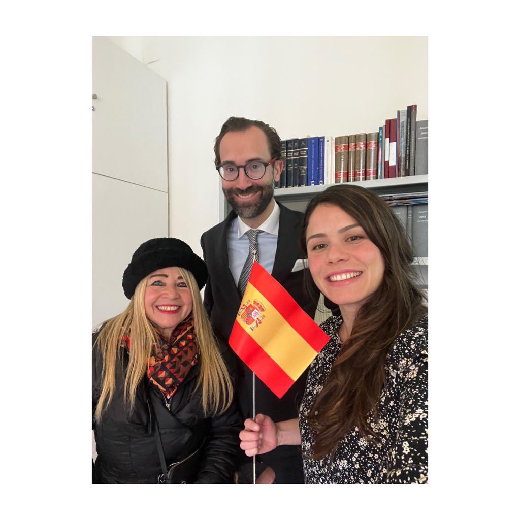 Todos los días los #notarios somos testigos de los proyectos e ilusiones de los ciudadanos.

<a href="/JuanKutz/">Juan Kutz</a> comparte uno de esos momentos. La Jura de Nacionalidad de Doris.

La joven se compromete a obedecer las leyes españolas. Acto sencillo y rápido pero lleno de trascendencia.