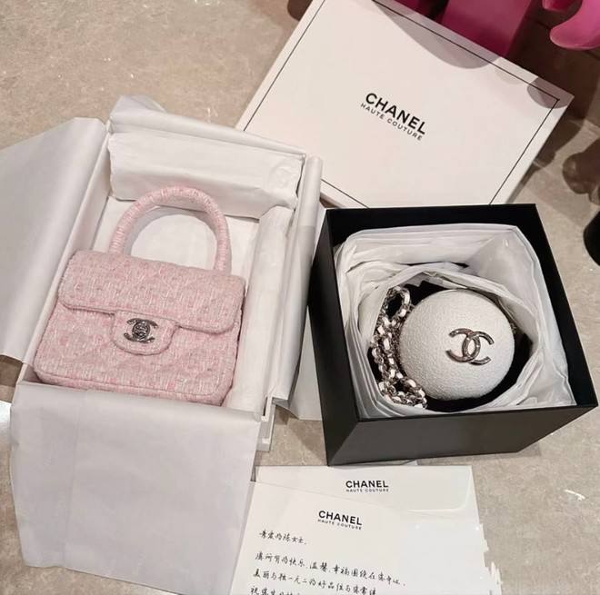 Allendebi3454's tweet photo. My perfect bag would be practical but also have the stylish element to it; it would be bold and colorful. I would actually be able to open and close it. That would be a first. https://t.co/OBlHc3SVgJ